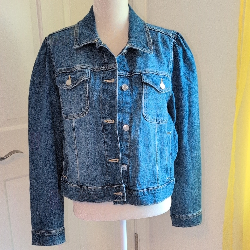 Blue Jean Jacket with Cropped Length and Traditional Collar